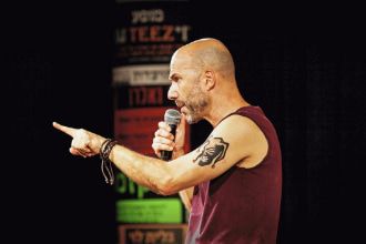 סוס אחד נכנס לבר - תיאטרון הקאמרי