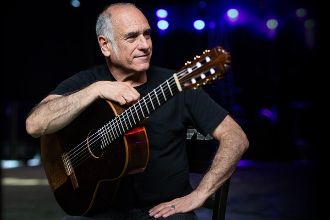 דויד ברוזה עם גיטרה