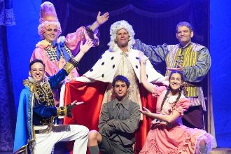 שחקני הצגת הילדים בגדי המלך החדשים 