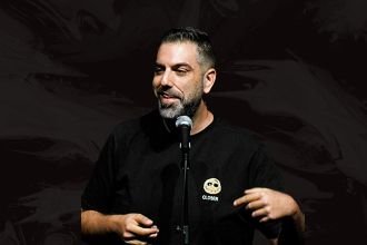דניאל כהן במופע סטנד אפ