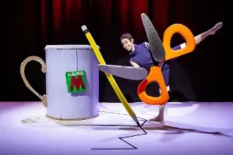 ספל נייר ומספריים