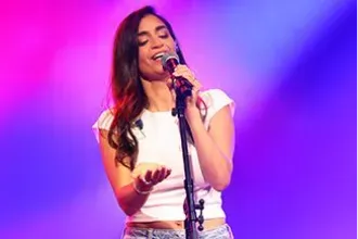 עדי אברהמי במופע להקה – ״זה מתחיל בצעד״