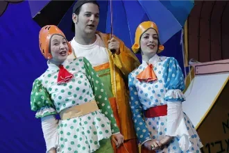 מחסן השטוזים של דתיה - תיאטרון אורנה פורת לילדים ולנוער