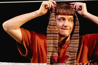 איך ג'ירפה ישנה - תיאטרון גשר